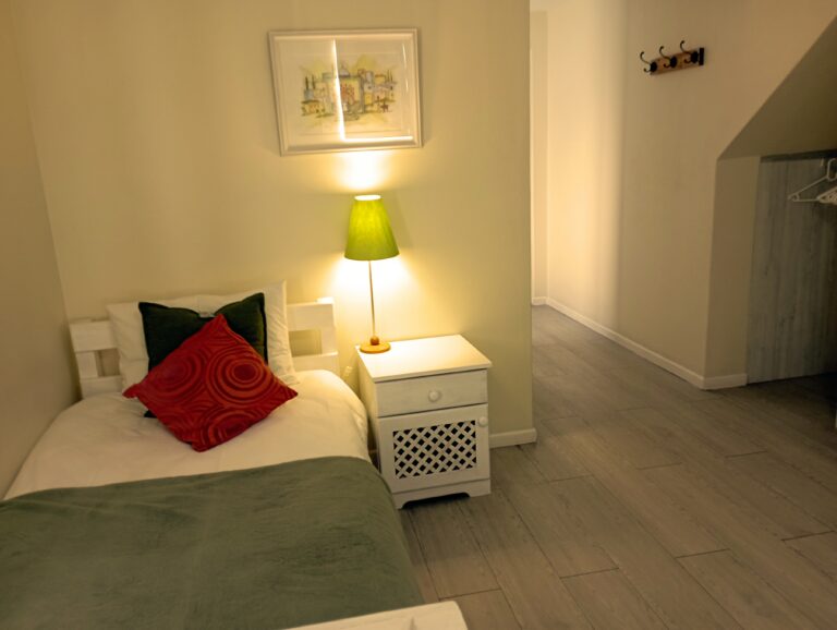 Single bed in main room