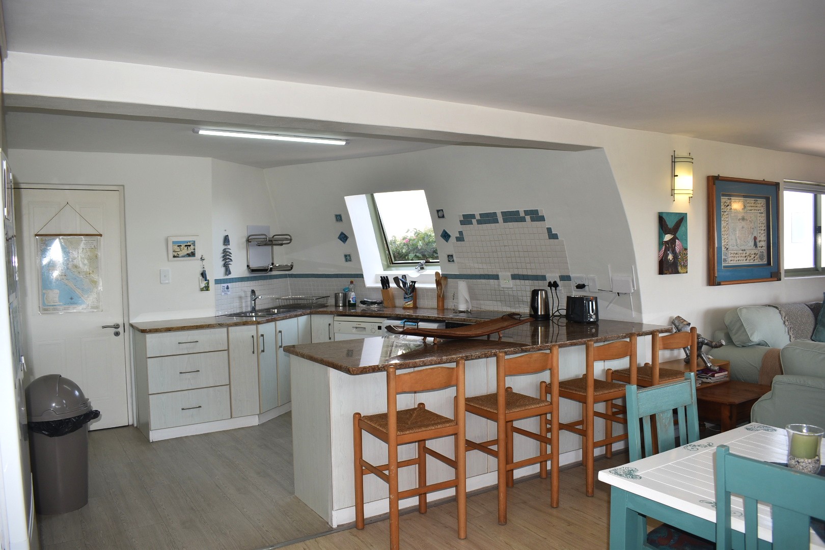Well  equipped Kitchen and dining area